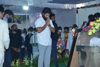 Allu Arjun Pays Last Respcets to Sirivennela Sitaramasastri